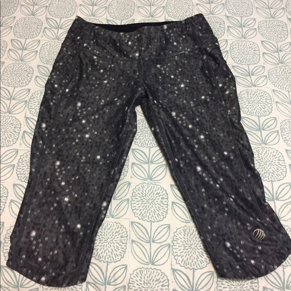 Grey and white athletic wear capris